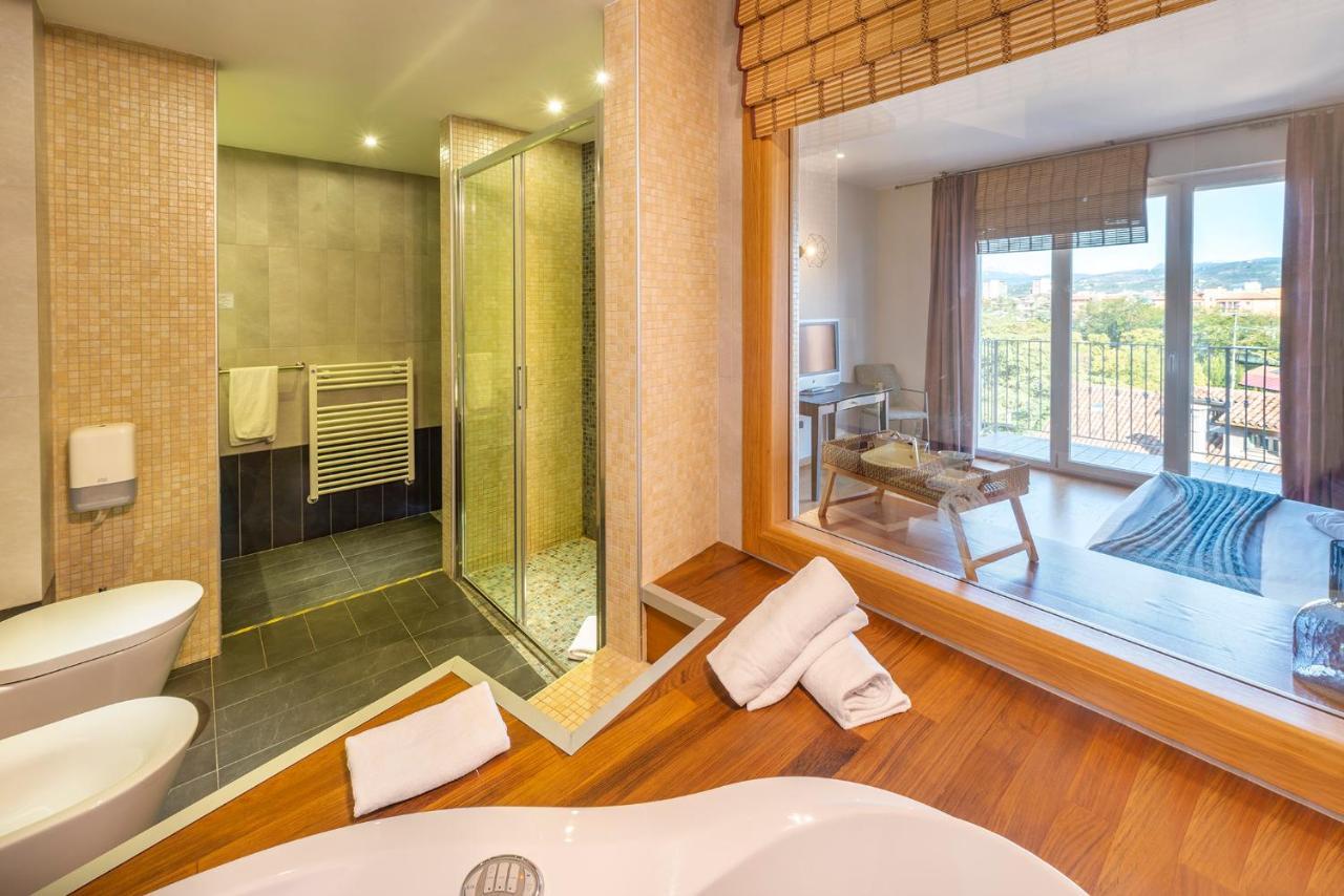 Deluxe Suite Spa Bath,1589413875:JPEG
